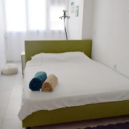 With 2 Bedrooms And Parking Near The * Burgas