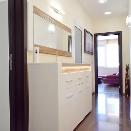 With 2 Bedrooms And Parking Near The *