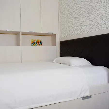 With 2 Bedrooms And Parking Near The Apartment Burgas