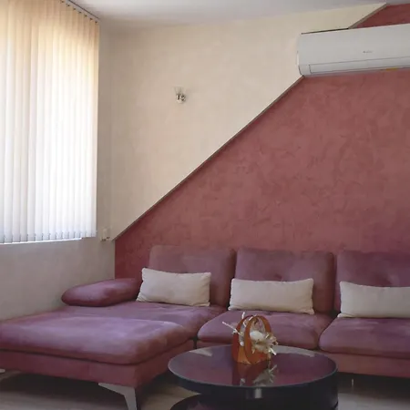 With 2 Bedrooms And Parking Near The * Burgas
